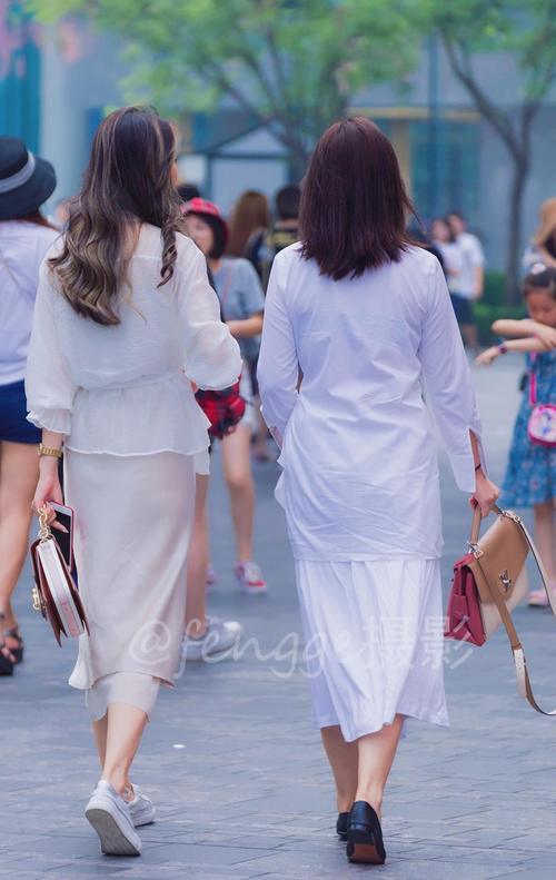 街拍背影不一定多么性感，但一定要有意思，你觉得呢？