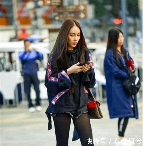 『美女』街拍:身穿白色裙美女,姿色天成,优雅端庄