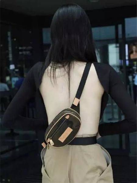 超模奚梦瑶现身机场，背无遮挡，网友：最近是不是缺钱买不起布料