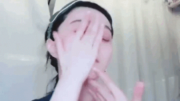 为了证明自己没有整容，有人开直播解释，有人晒出了亲妈的照片！