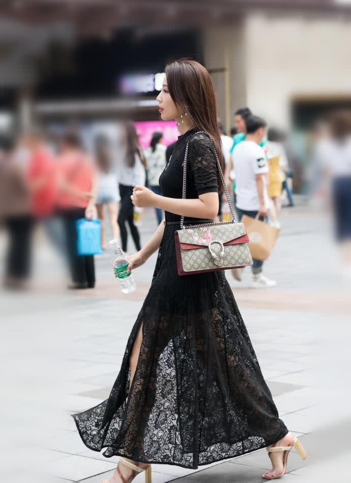 街拍：穿着时尚简约的小姐姐，性感有型又优雅光鲜又靓丽！