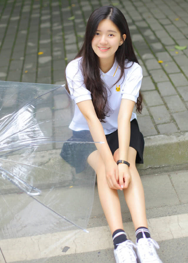 赵露思穿上短裙秀美腿，网友:娱乐圈怎么会有如此干净的小姐姐