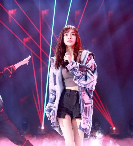 杨颖登台献唱，一身装扮，网友又沸腾了!