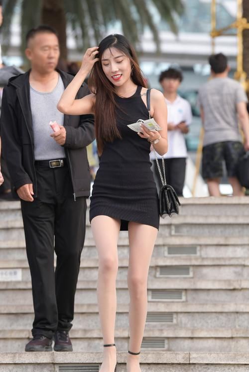  穿短裙|清爽舒适的修身短裙，轻松赢得了气质女生们的偏爱