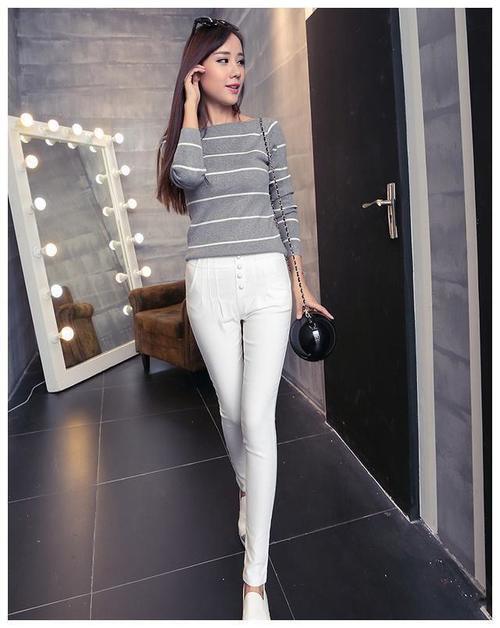 美拍：紧身裤展现出青春时尚的身材，衬托女人婀娜多姿的曲线！