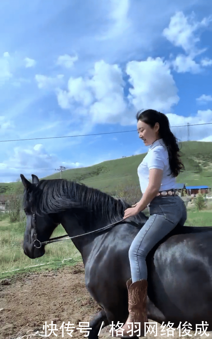 【美女】穿着紧身牛仔裤骑马，美女不感觉不方便吗？