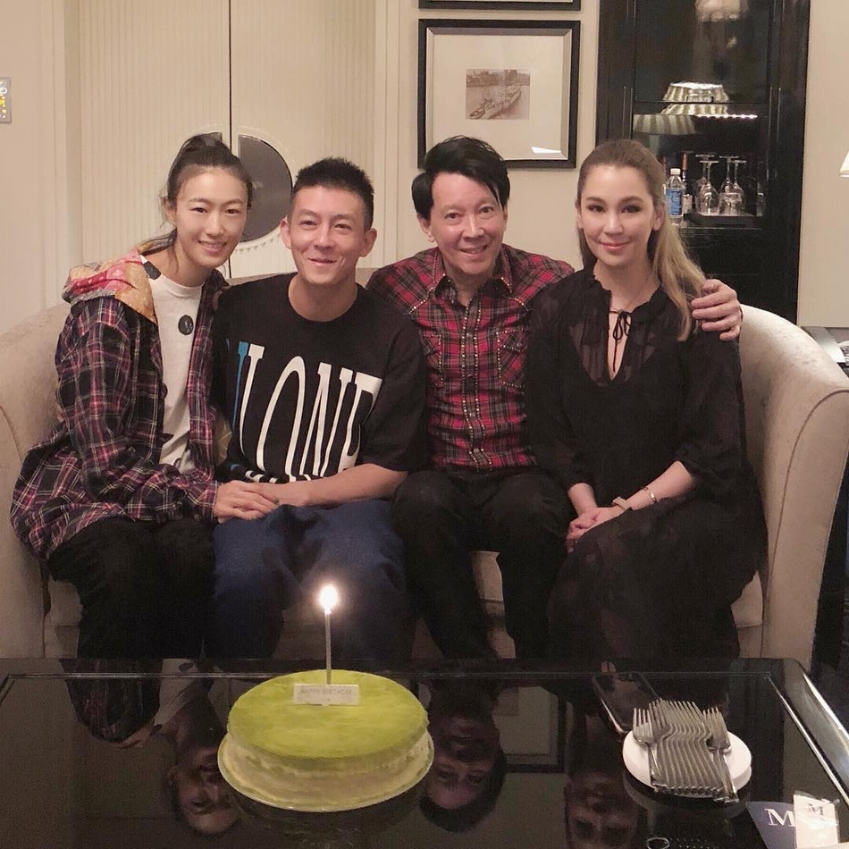 陈冠希为爸爸庆生 与秦舒培牵手恩爱甜蜜