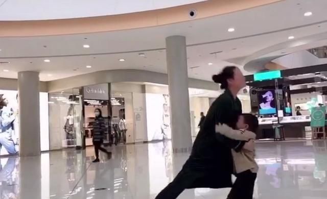  「解决」2岁宝宝要抱抱怎么办？这位妈妈的“抽筋式”解决方法，笑到岔气