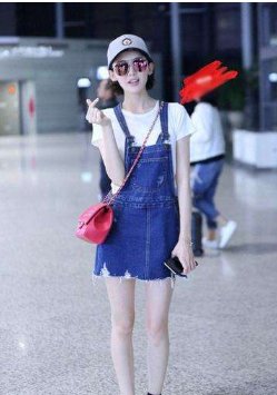 古力娜扎，迪丽热巴，街拍图对比，你更喜欢谁?