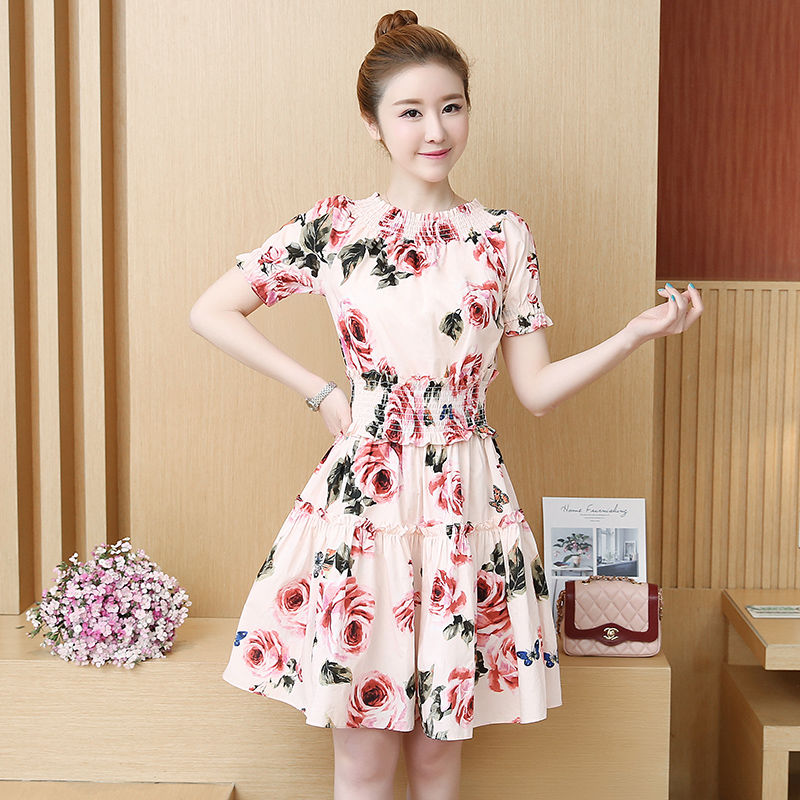 这么好看的连衣裙还是头一次见到，穿在身上闪闪发光