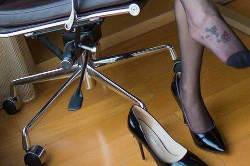 尖头细跟舒适百搭，展现迷人的女性魅力，走在哪都是焦点