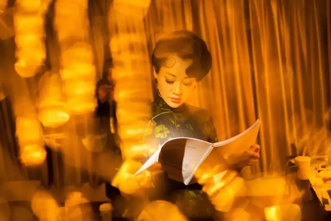 许晴你也太夸张了！裤子也能当鞋穿？网友：一般人驾驭不了！