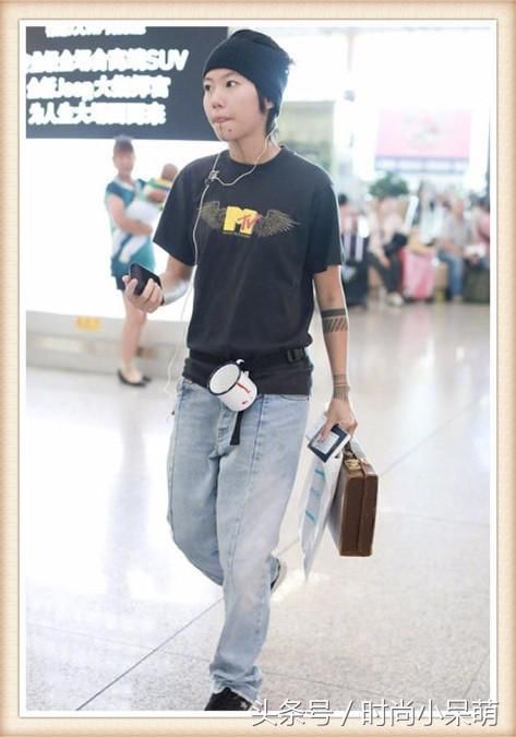 窦靖童真奇葩，腰挎陶瓷杯手提复古箱，网友:王菲看见还不打人?