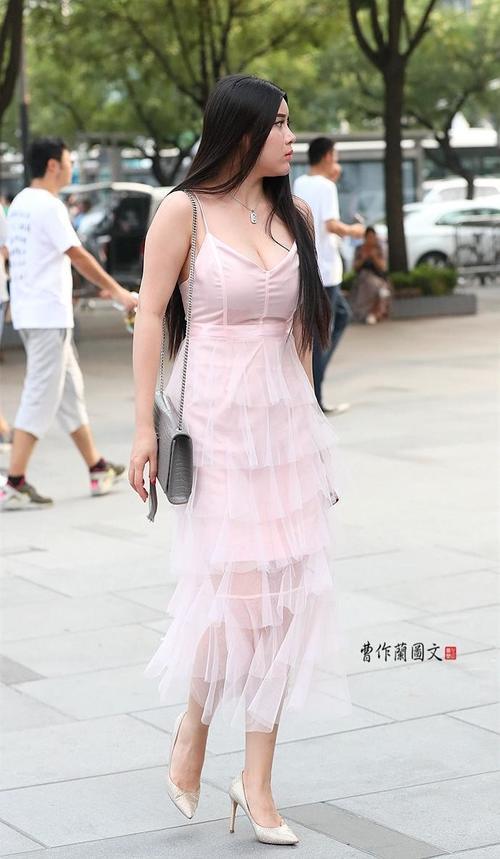 街拍：上身丰腴的美女，一加一减让身材堪比模特