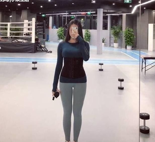 街拍：小姐姐健身房里穿瑜伽裤，这样的女人才是极品的存在!