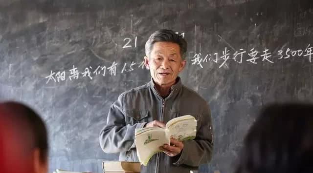  [老师]乡村教师30年荣誉证书，被老教师当场撕毁，这个证到底有什么作用？