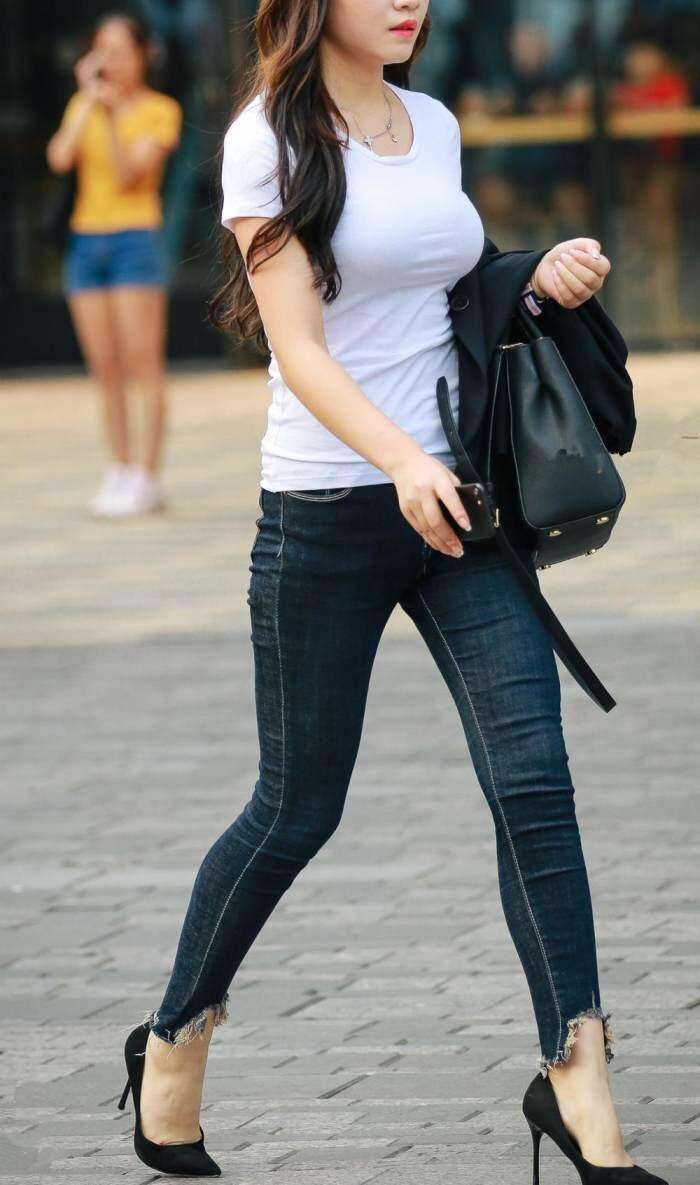 街拍：穿紧身T恤的气质辣妈，很好看啊！