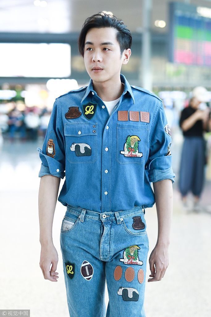 潮气小哥上线！张若昀长刘海马尾辫大变妖孽 着牛仔套装蹲地系鞋