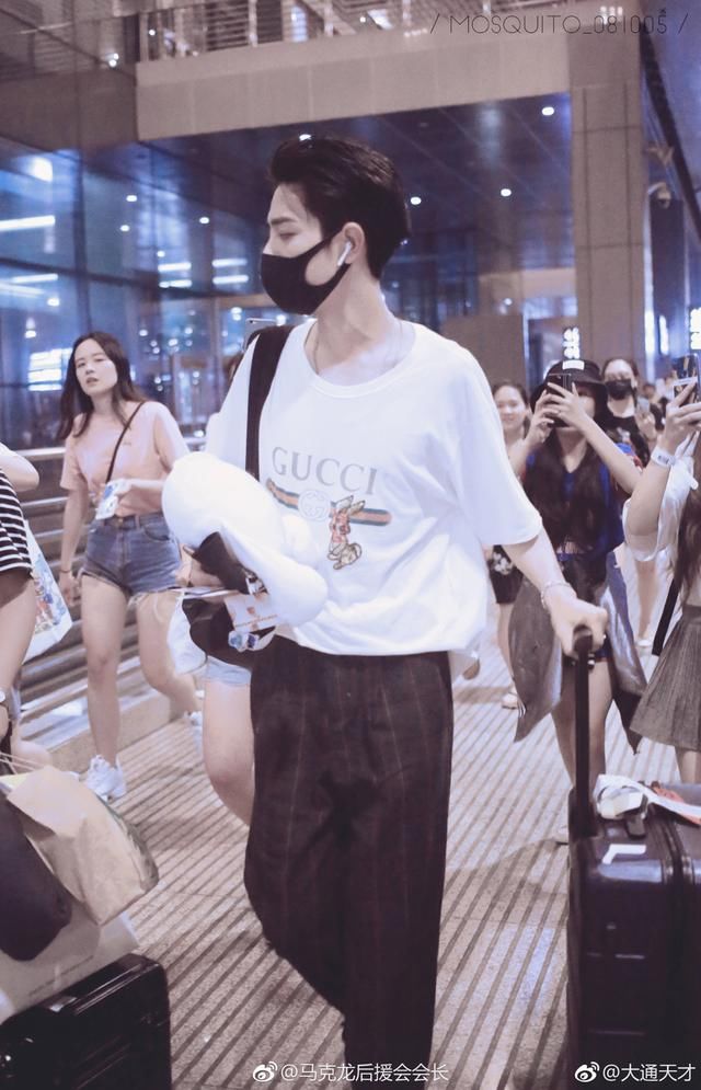 某小鲜肉接戏标准?杨幂黑粉骚扰品牌客服?肖战机场被拍帅炸!