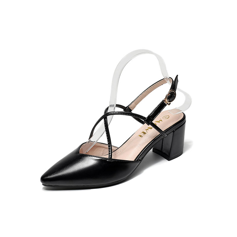 女人脱下高跟鞋，穿上凉鞋高贵又有气质