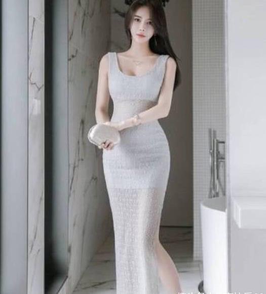 开叉连衣裙小姐姐,紧身勾勒出完美身姿,非常的迷人!