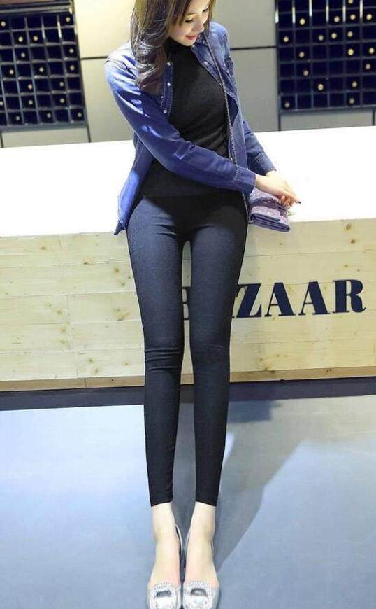 窈窕多姿的牛仔裤美女，身材曲线相当完美，看起来十分“养眼”