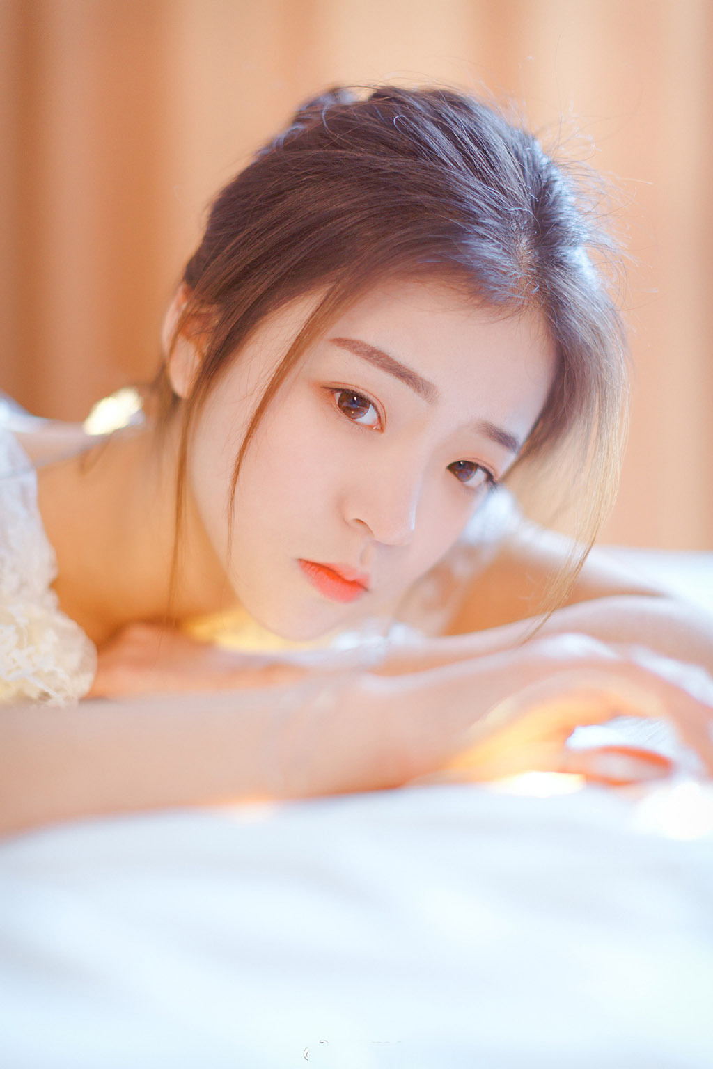 露背吊带装美女性感写真