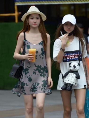 #姑娘#街拍:貌美肤白的小姐姐,展现高挑身段,很不错的姑娘