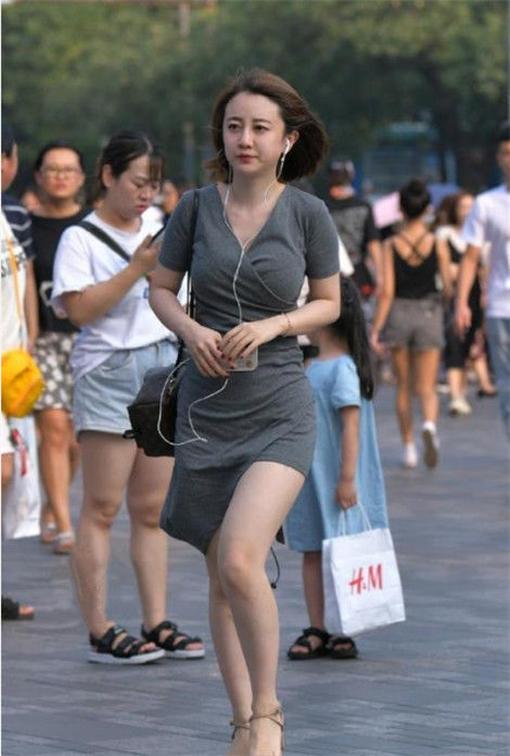  [鸭舌帽]街拍：戴着白色鸭舌帽的小姐姐，清凉时尚的穿搭时尚又大气
