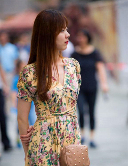 身穿■身姿窈窕,楚楚动人,街拍:美女身穿复古风碎花连衣裙