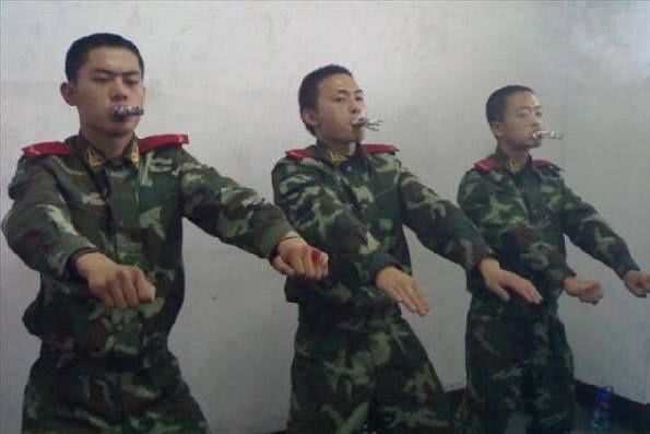 中国军队为什么禁酒不禁烟?美俄却反着来,你能