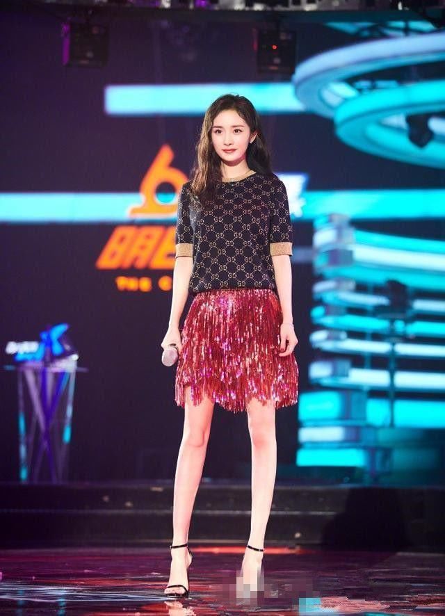 杨幂身穿亮片流苏裙美到犯规!网友:实力演绎“腿玩年”!