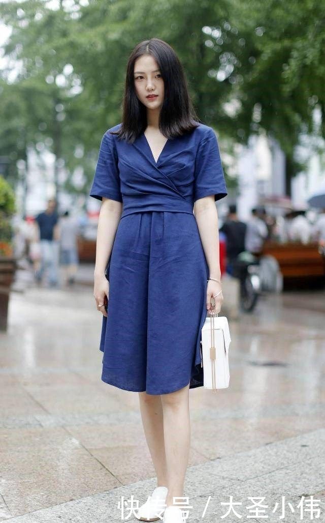  #气质#美女街拍：穿高跟鞋的女生，散发出青春时尚的气息