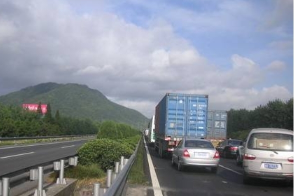  「车道」高速上这个“怪现象”，终于开始整顿了，司机：早该如