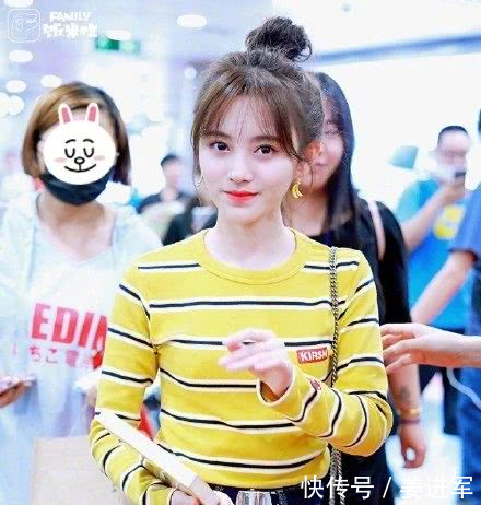 24鞠婧祎和19周洁琼机场秀，网友活力少女和成熟女性既视感