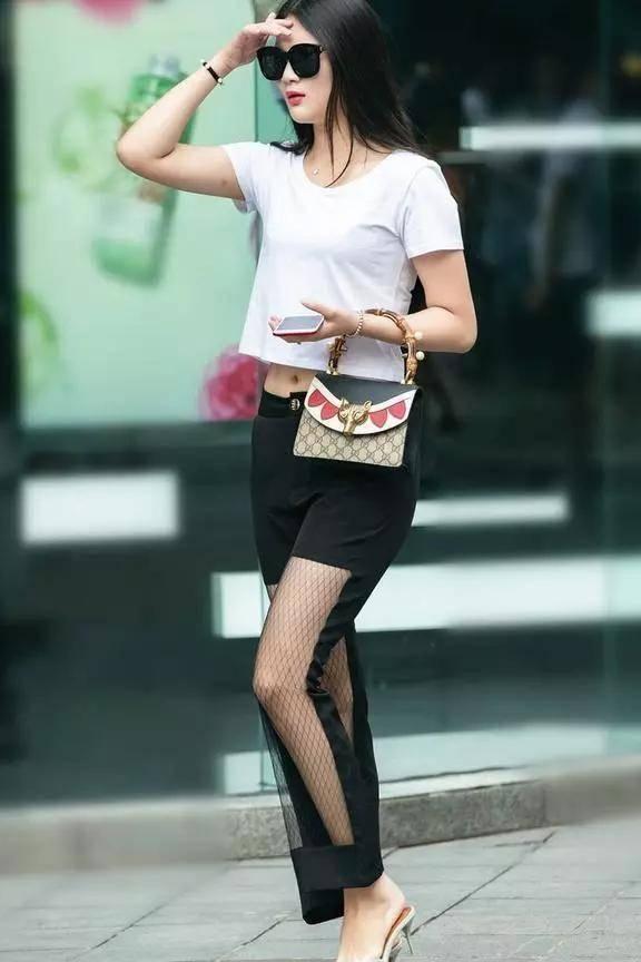 街拍：图1董洁素颜出镜，裙子亮了！图2卡戴珊这胯也太宽了吧？