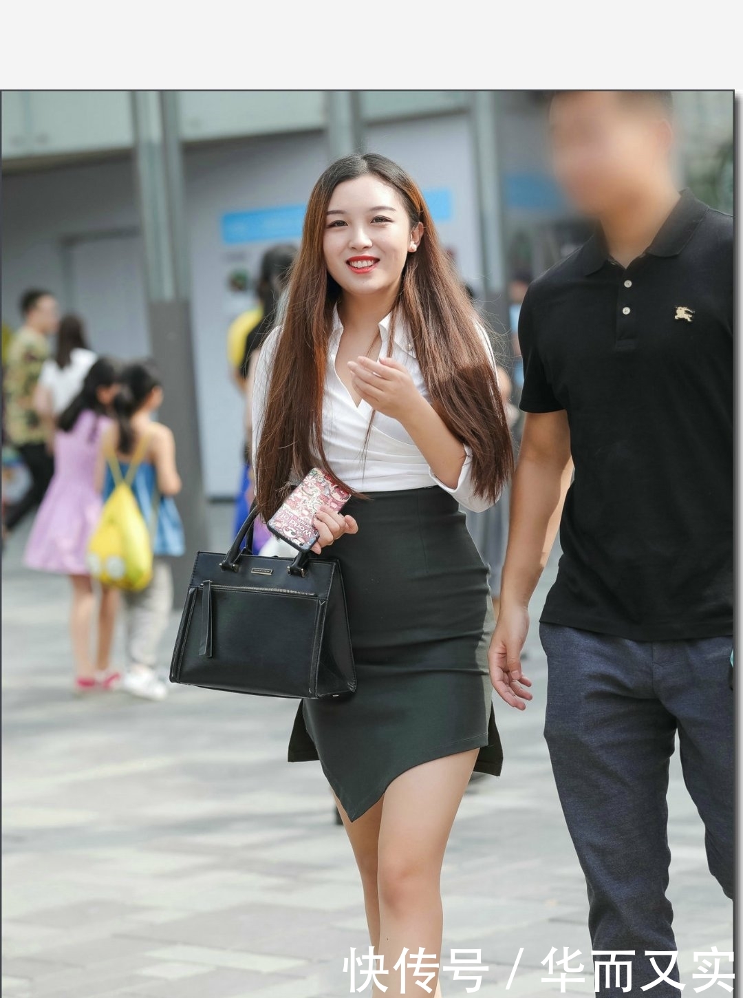  [让自己]美女街拍：高挑靓丽的小姐姐，灰衬衫搭配牛仔短裤，女神范儿十足