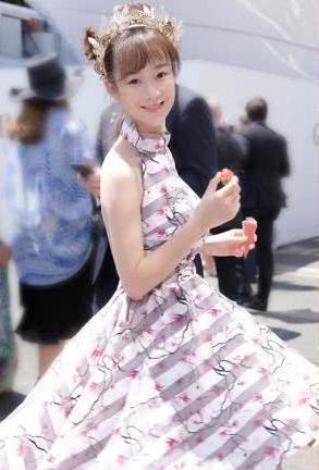 妈耶！我差点又认不出张檬了，脸上油光水滑的是刚打完玻尿酸吗？