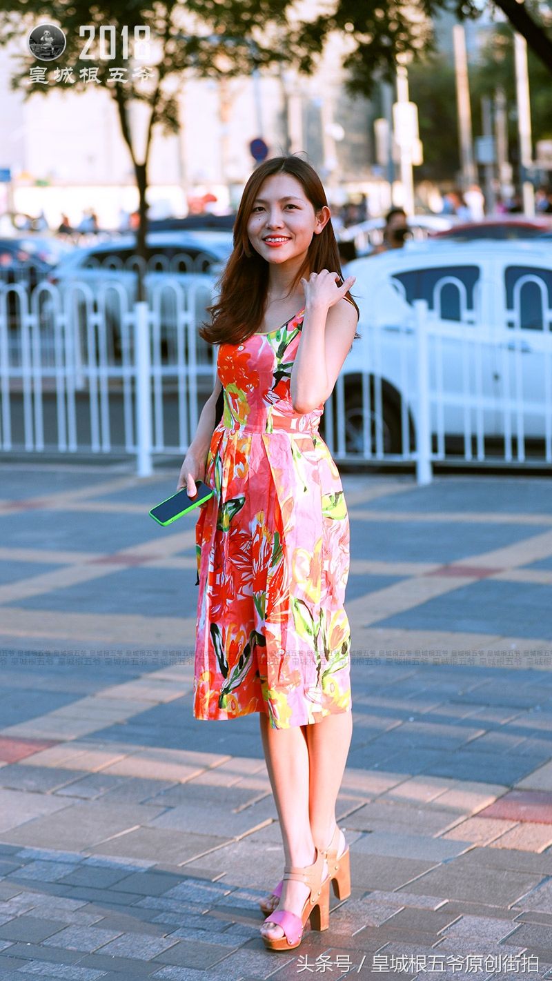 街拍:一个完美的搭配完全可以改变一个人的气质