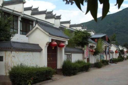  #一条#在农村，为什么有些人家在屋前挖一条水沟？老农民：这叫