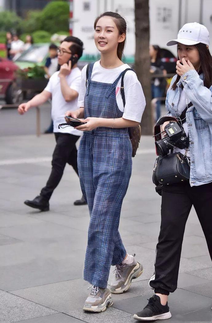 长得好看又有气质的俏丽迷人美女，已经沉迷的爱上这座城市
