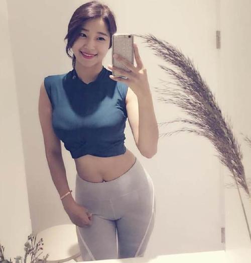 紧身打底裤：显得靓丽闪耀，吸引众人目光，带给你不一样的心情！