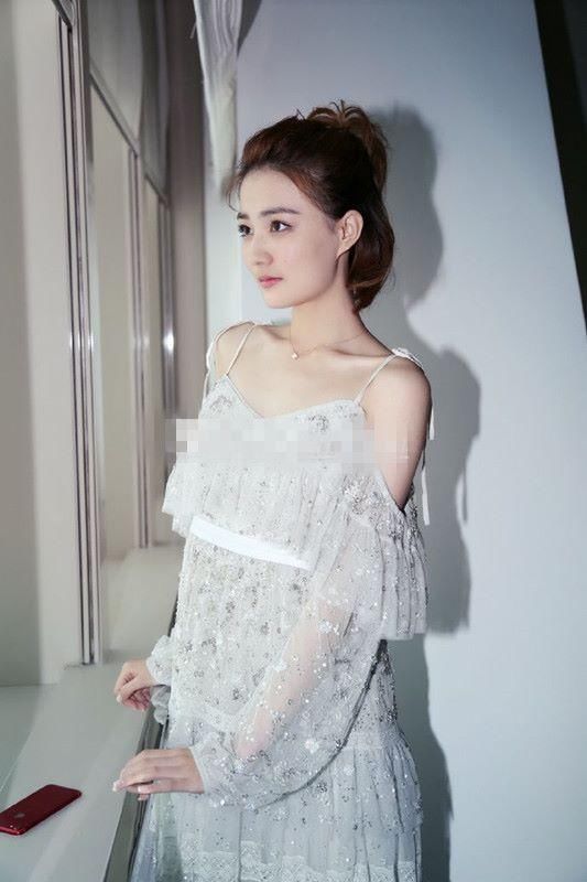 徐璐真敢穿，室内穿雨衣跳舞？还有这小腰露的真性感！