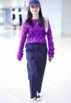 董洁玩小心机，紫色毛衣都是“洞”，黑色内搭全露了