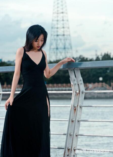 身材好的牛仔裤小姐姐，紧身穿搭秀出完美身姿，显得非常迷人！