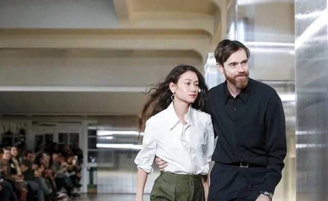  『喇叭裤』小粗腿有救了，穿上秒变大长腿，视觉增高10cm，美炸了！