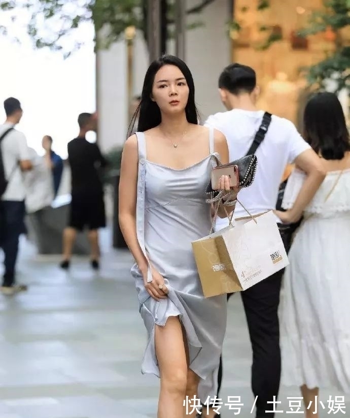 『美女』美女穿着睡衣就出来了,不过还挺有富贵风范的