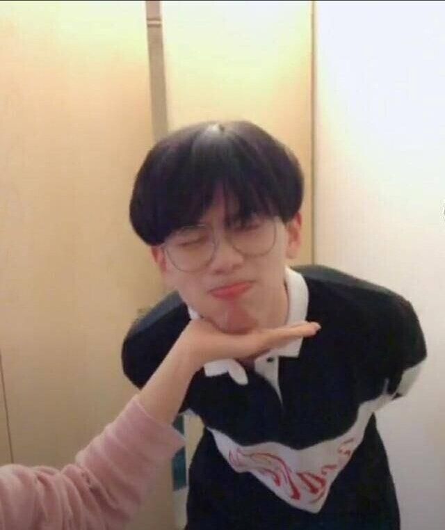 费启鸣被曝耍大牌？摸女星大腿？网友：滚出娱乐圈！