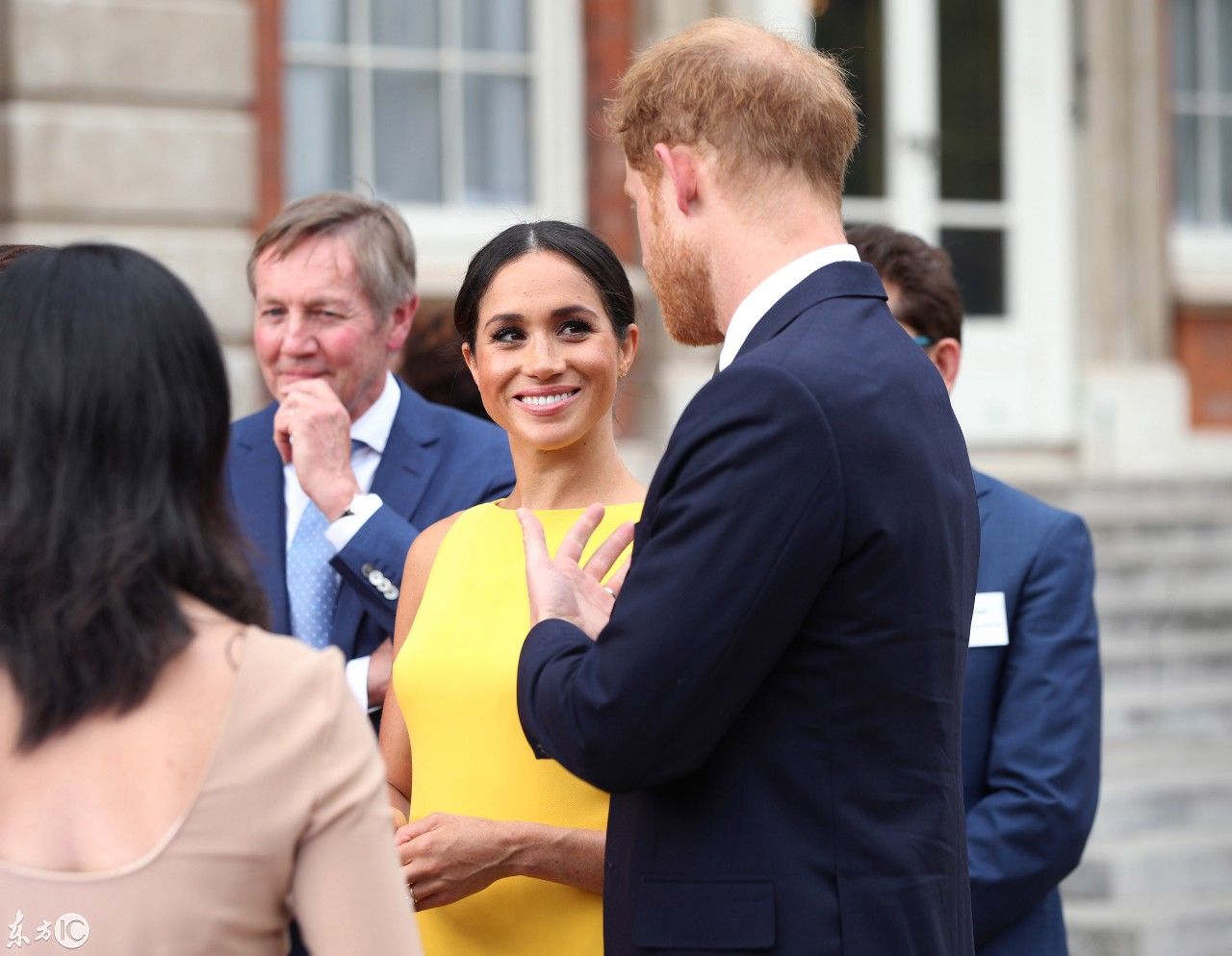 梅根和哈里王子出席活动 梅根穿黄色无袖连衣裙 简洁优雅大气