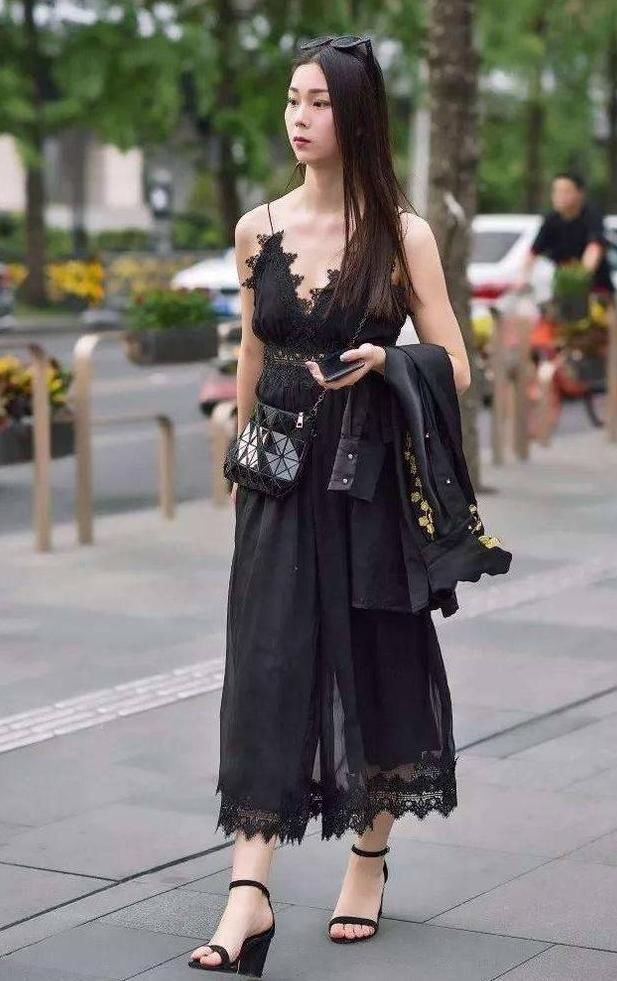 街拍：成熟女人学人穿紧身衣，演绎出无限的知性优雅!